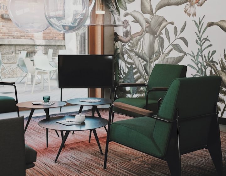 Décoration et aménagement intérieur Rhône Alpes Salon moderne avec canapés jaunes, table basse et grandes fenêtres laissant entrer la lumière.